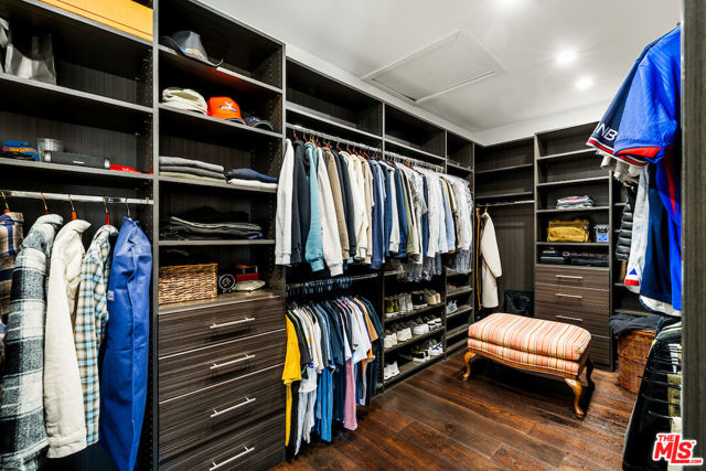356 S Clark Drive, Beverly Hills CA: https://media.crmls.org/mediaz/9bab528b-8dd6-4d3e-a7a6-1c28732bf161.jpg