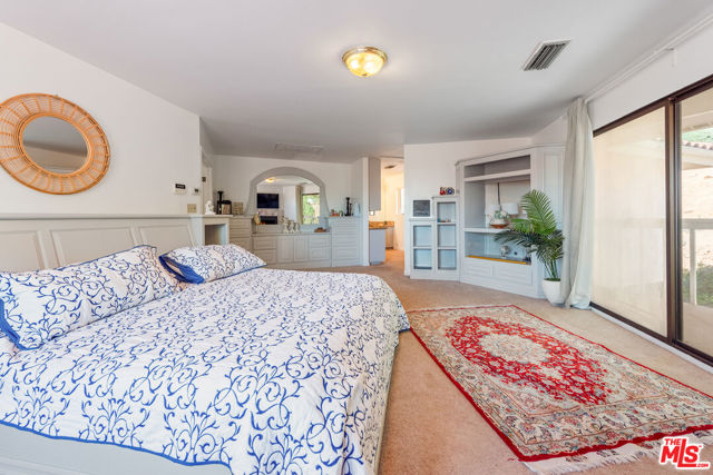 2357 Knob Hill Drive, Riverside CA: https://media.crmls.org/mediaz/9babb7ee-5f09-4506-ad69-1c38b3618b85.jpg