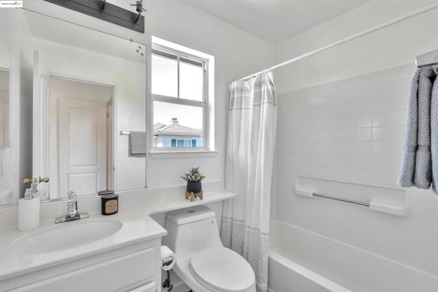 16 Bay Harbor Ct, Richmond CA: https://media.crmls.org/mediaz/9bac26e4-ddab-482d-90e9-32dd0d9445e0.jpg