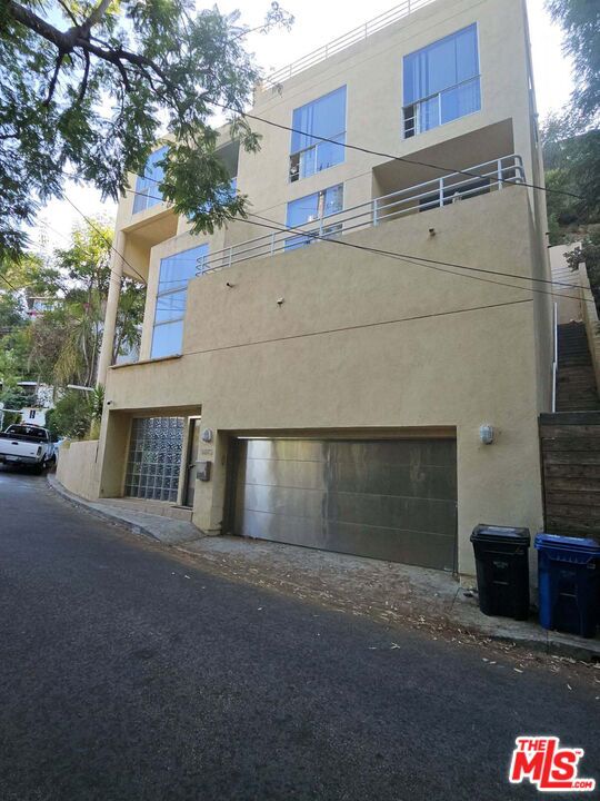 8613 Franklin Avenue, Los Angeles CA: https://media.crmls.org/mediaz/9baf5670-c227-4257-82b8-f6e3bf88a3e2.jpg