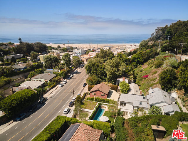 239 W Channel Road, Santa Monica CA: https://media.crmls.org/mediaz/9bb03f67-7a91-446c-9bfc-765b0f747613.jpg