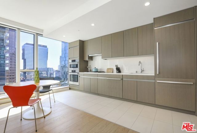 889 Francisco Street, Los Angeles CA: https://media.crmls.org/mediaz/9bb0a33c-5241-4936-8360-f0592cccb63e.jpg