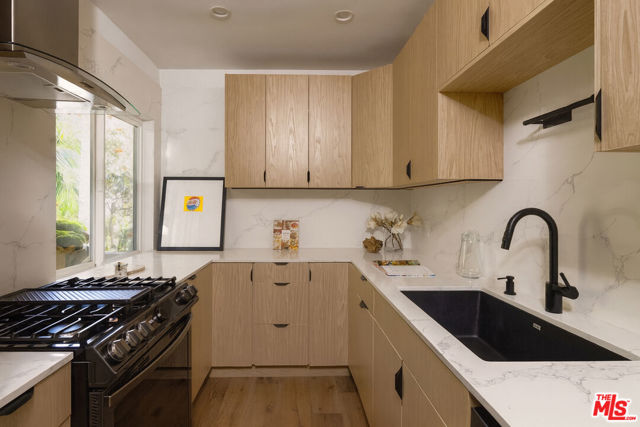 1233 N Laurel Avenue, West Hollywood CA: https://media.crmls.org/mediaz/9bb0d12c-0150-46a9-a886-09293e7a5e1d.jpg