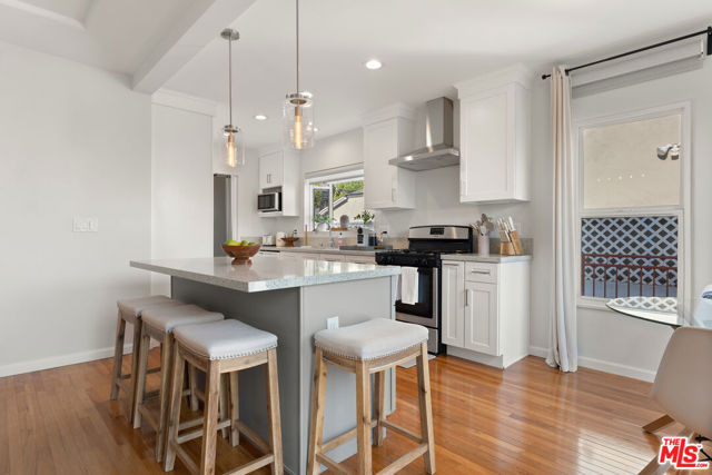 311 N Doheny Drive, Beverly Hills CA: https://media.crmls.org/mediaz/9bb30ff2-c15b-4f2f-8e13-591107220171.jpg