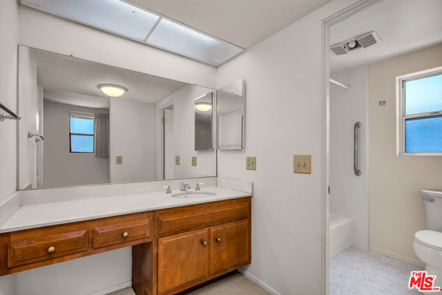 13135 Mindanao Way, Marina del Rey CA: https://media.crmls.org/mediaz/9bb358d4-793e-44b9-b9ce-41b7459203f4.jpg