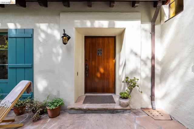 636 Euclid Ave, Berkeley CA: https://media.crmls.org/mediaz/9bb3bd20-00a2-4af5-a0da-0a927f4b8a64.jpg