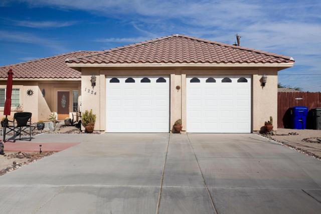 1224 Red Sea Avenue, Thermal CA: https://media.crmls.org/mediaz/9bb4c725-d99d-441e-b420-15d7bd842f28.jpg