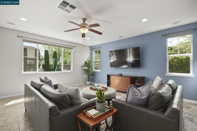 190 Pasilla Ct, Morgan Hill CA: https://media.crmls.org/mediaz/9bb50648-01d8-4561-a053-5237580b98e3.jpg