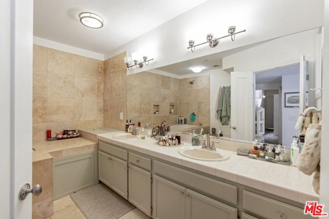 12311 Pacific Avenue, Los Angeles CA: https://media.crmls.org/mediaz/9bb56736-1a51-480b-b2c0-fae58d6af93a.jpg