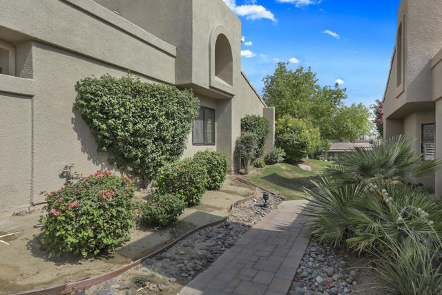 76676 Chrysanthemum Way, Palm Desert CA: https://media.crmls.org/mediaz/9bb68b94-cb7a-4d27-b2be-882d0fac2c41.jpg