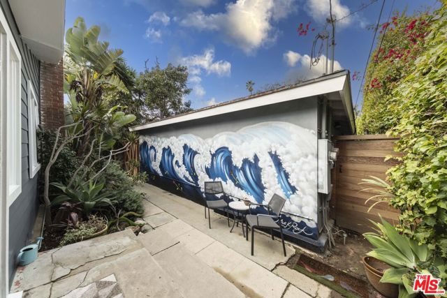 716 Sunset Avenue, Venice CA: https://media.crmls.org/mediaz/9bb69784-556e-4a7b-aa07-8c64c85ad168.jpg