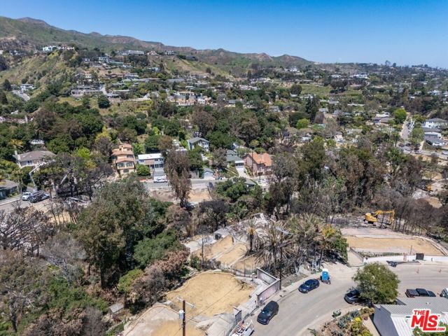 16521 Las Casas Place, Pacific Palisades CA: https://media.crmls.org/mediaz/9bb78f3a-bfe1-40d0-8974-d49c1a4fbb4a.jpg