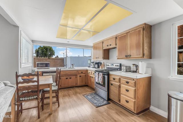 1215 Lawrence Way, Oxnard CA: https://media.crmls.org/mediaz/9bb8824a-166b-4670-8f39-ccca487a48b8.jpg