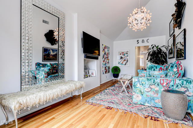 Navarro - 3509 Laurel_Living room1