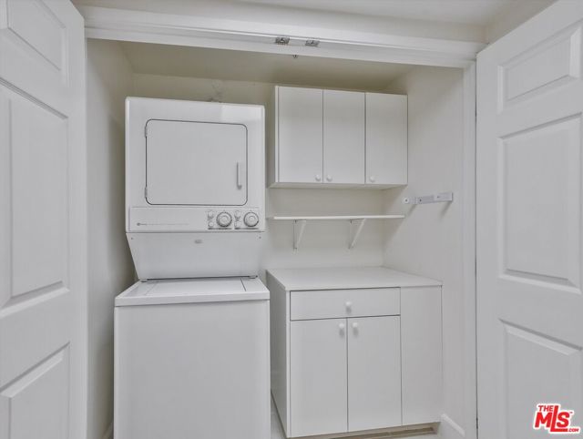937 12th Street, Santa Monica CA: https://media.crmls.org/mediaz/9bb9a340-69fc-4485-95b5-81b94269f277.jpg