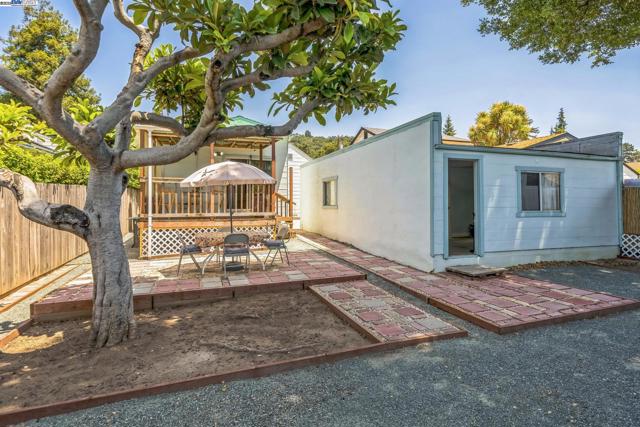 7525 Circle Hill Dr, Oakland CA: https://media.crmls.org/mediaz/9bba0e48-7e8f-450b-bbed-a364f605f6db.jpg