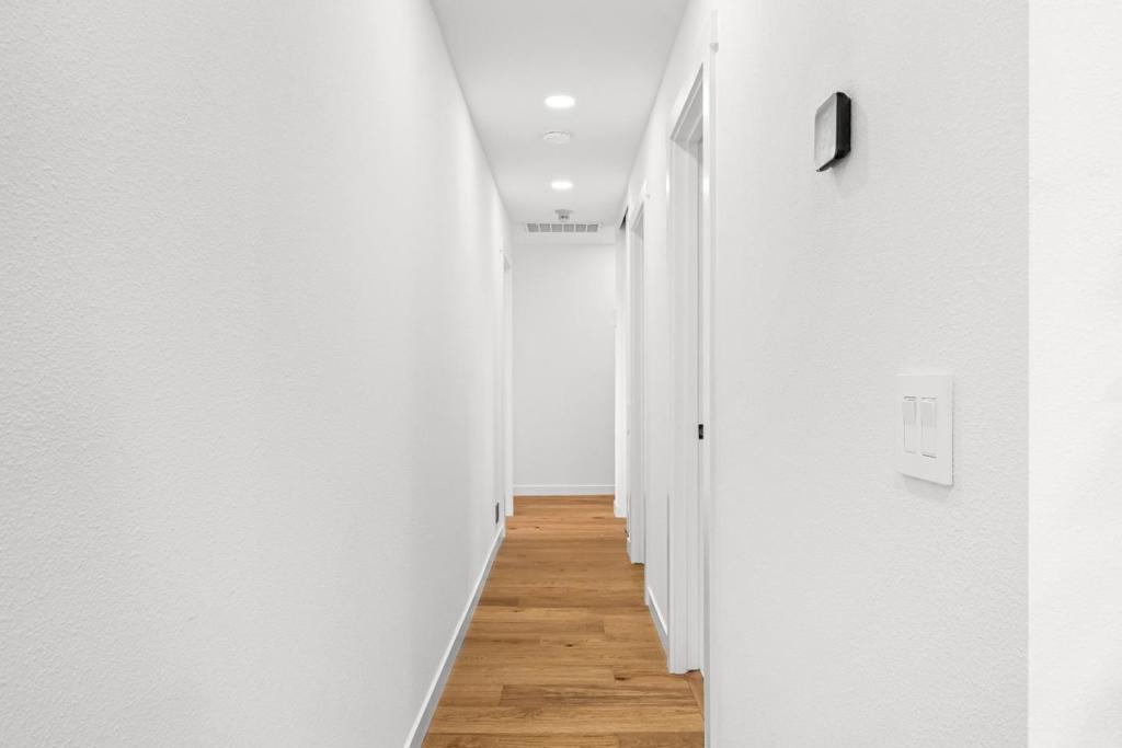 https://media.crmls.org/mediaz/9bba1111-3f54-48ad-a637-d84cb766298c.jpg?preset=X-Large