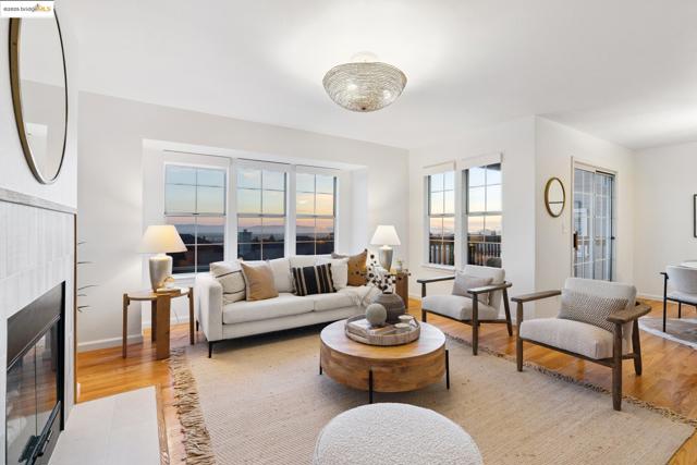4353 Terrabella Way, Oakland CA: https://media.crmls.org/mediaz/9bba861f-cade-4c48-8465-ad656e4be01c.jpg