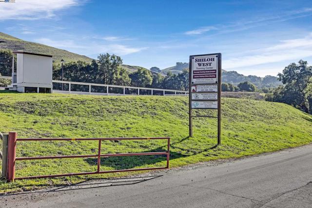10250 Crow Canyon Rd, Castro Valley CA: https://media.crmls.org/mediaz/9bbaab21-1955-4154-8a4f-4b25b16e61b8.jpg