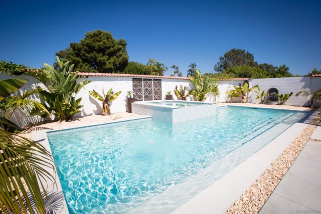 1047 Highland Dr, Del Mar CA: https://media.crmls.org/mediaz/9bbbb5c5-3501-4dc0-a9cf-ae1cdb9e4da2.jpg