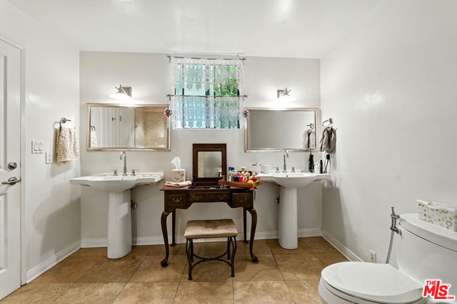 1310 Roxbury Drive, Los Angeles CA: https://media.crmls.org/mediaz/9bbbcb3d-d80d-4597-b888-56ce5531eb6e.jpg
