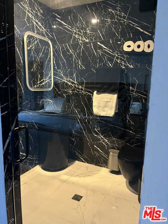 643 N Vista St, Los Angeles CA: https://media.crmls.org/mediaz/9bbc09e4-5d0c-46c5-80dd-76be140e15d1.jpg