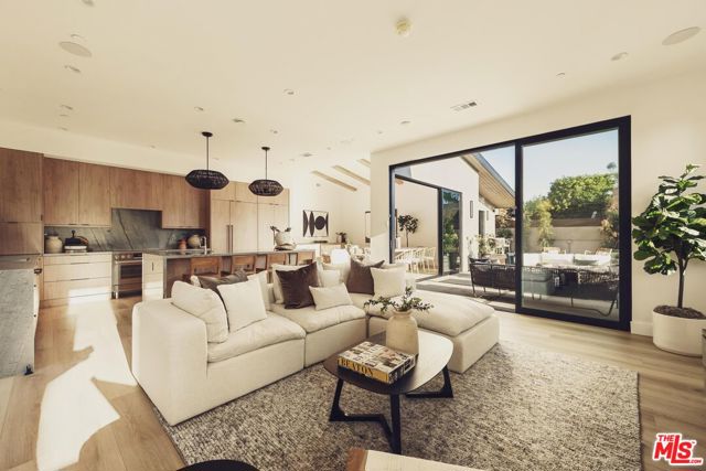 5725 Katherine Avenue, Sherman Oaks CA: https://media.crmls.org/mediaz/9bbc285b-0861-46c5-8dad-17da3900f02b.jpg