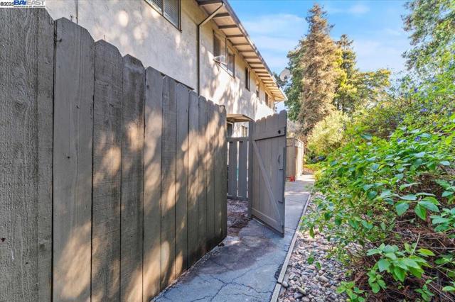 Image 16 of 50 For 462 Craven Court