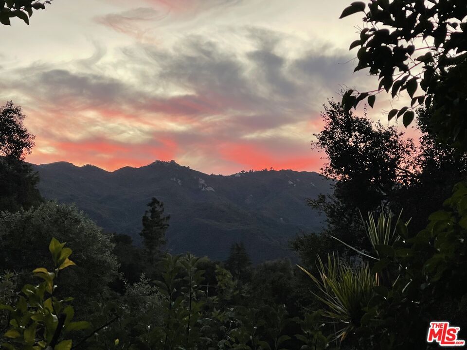https://media.crmls.org/mediaz/9bbd9cb0-118c-4147-9e02-daa396a7a156.jpg?preset=X-Large