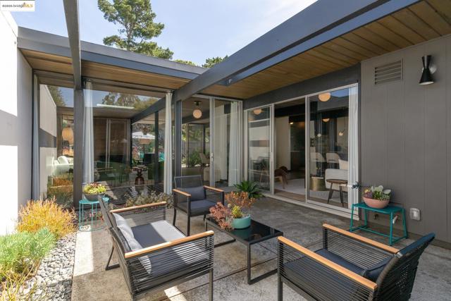 8156 Coach Dr, Oakland CA: https://media.crmls.org/mediaz/9bbe0ef9-0f99-421c-9dc5-452aec60715c.jpg