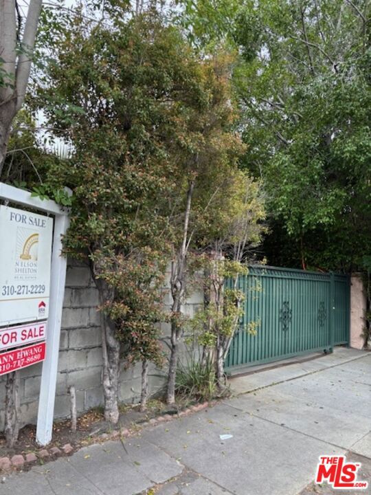 645 N Mc Cadden Place, Los Angeles CA: https://media.crmls.org/mediaz/9bbe4afd-716b-40a1-acb8-ee3d650eba27.jpg
