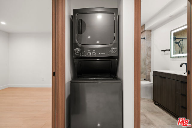 125 W Mountain Street, Glendale CA: https://media.crmls.org/mediaz/9bbe9308-b9f6-4881-9a04-3912ba496235.jpg