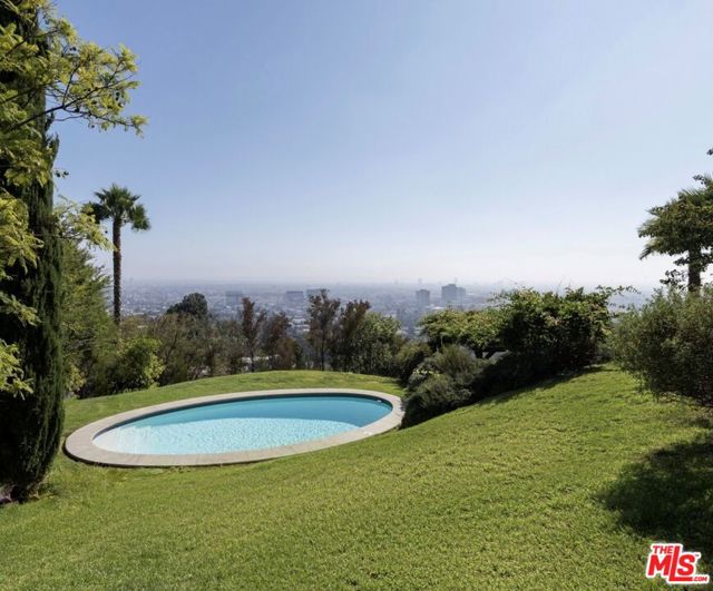 2311 Alto Oak Drive, Los Angeles CA: https://media.crmls.org/mediaz/9bbf1442-fa49-44b1-a414-d71afc3535a7.jpg