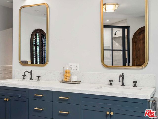 4057 Farmdale Avenue, Studio City CA: https://media.crmls.org/mediaz/9bc05116-1617-4932-828a-a9c59a5598a1.jpg
