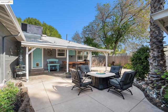 210 Delta Ave, Brentwood CA: https://media.crmls.org/mediaz/9bc1b83f-39a9-47d4-9984-e5c765f7ec8d.jpg