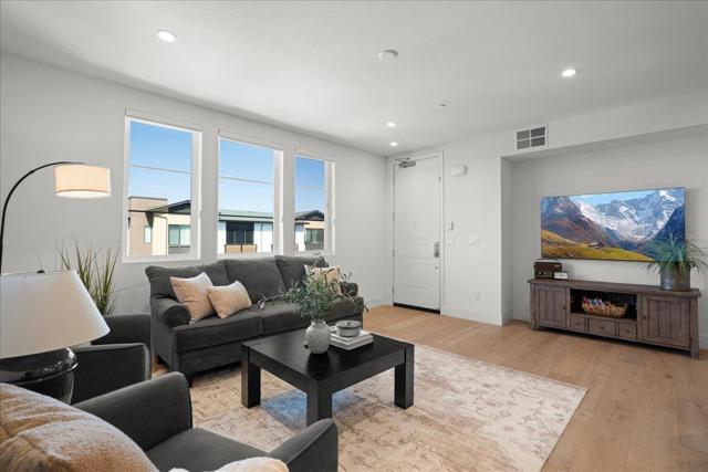 16293 Gellatt Court, Los Gatos CA: https://media.crmls.org/mediaz/9bc21347-8e18-4108-baef-e034411f2944.jpg