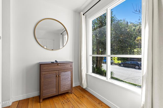 Detail Gallery Image 3 of 24 For 3826 Dixie Canyon Ave, Sherman Oaks,  CA 91423 - 3 Beds | 3 Baths