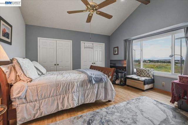 466 Crystalline Dr, Fremont CA: https://media.crmls.org/mediaz/9bc2810c-416e-4a9a-8143-3a3de5bedd82.jpg