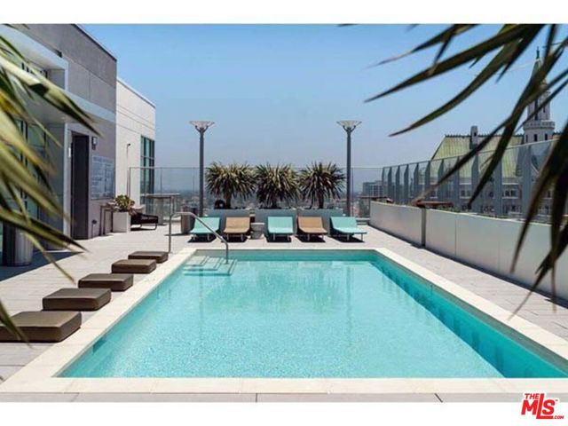 707 E Ocean Boulevard, Long Beach CA: https://media.crmls.org/mediaz/9bc33b0b-fda5-4a56-bc90-58c035885aa7.jpg