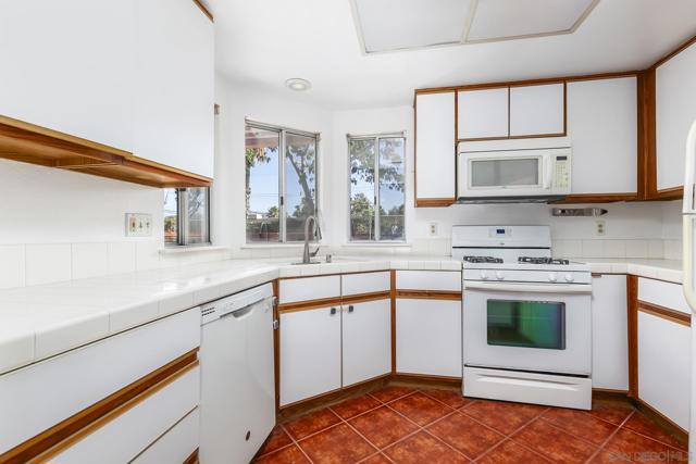 12039 Calle De Leon Drive, El Cajon CA: https://media.crmls.org/mediaz/9bc34eb7-535b-4857-acda-8fd48d689ebb.jpg