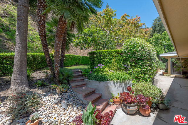 1109 Chantilly Road, Los Angeles CA: https://media.crmls.org/mediaz/9bc37f91-a8f0-4479-8752-456c1b82a416.jpg