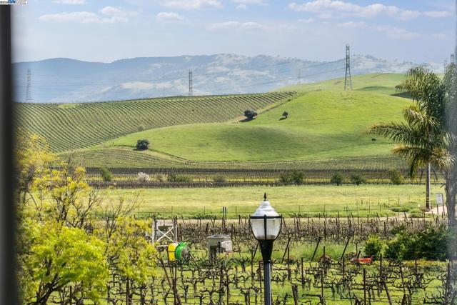 2193 Autinori Ct, Livermore CA: https://media.crmls.org/mediaz/9bc3a1ba-d6b9-46d3-800a-acdefd295ba0.jpg
