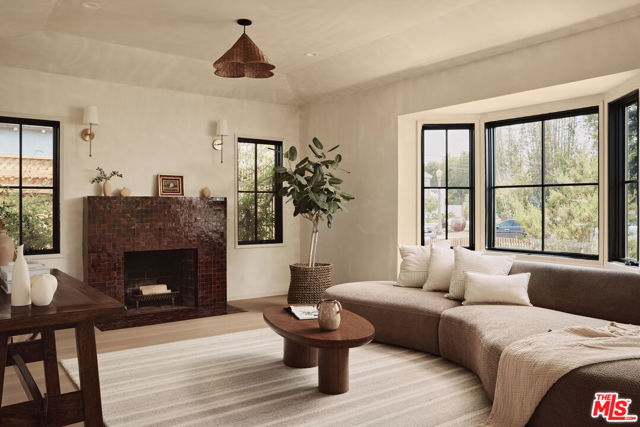 7907 Croydon Avenue, Los Angeles CA: https://media.crmls.org/mediaz/9bc3b5be-61d9-438a-805b-0800e37dffde.jpg