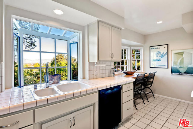 15213 Del Gado Drive, Sherman Oaks CA: https://media.crmls.org/mediaz/9bc429ab-0dab-4674-99b0-f4cf2a189b5c.jpg