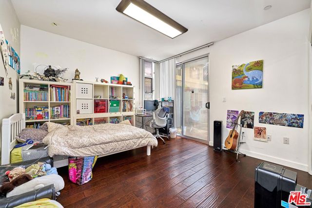 332 S Oxford Avenue, Los Angeles CA: https://media.crmls.org/mediaz/9bc4aeea-18b2-49ee-85ad-3c4e526f4464.jpg