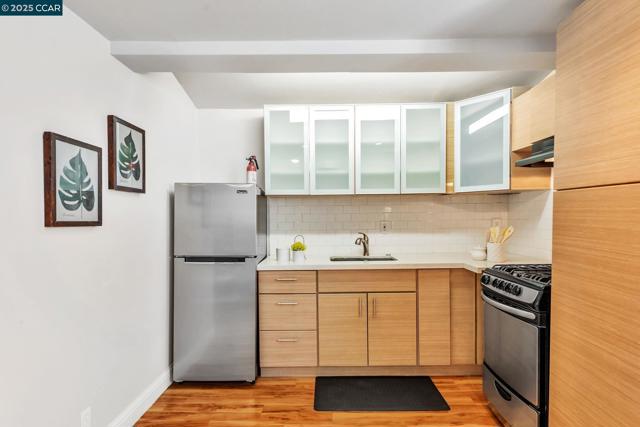 941 45Th St, Oakland CA: https://media.crmls.org/mediaz/9bc55bd0-2b63-47cf-9464-8981831cb776.jpg