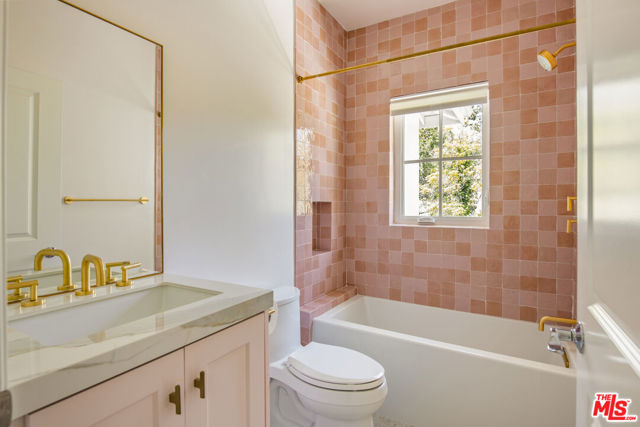 2241 Betty Lane, Beverly Hills CA: https://media.crmls.org/mediaz/9bc5d419-c238-46ee-befe-39b8673b8812.jpg