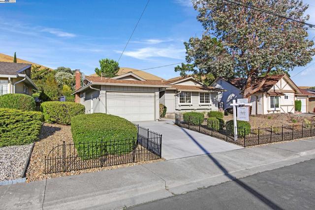9140 Tangerine St, San Ramon CA: https://media.crmls.org/mediaz/9bc6c7c7-f257-41cf-a748-2d92e9a7ca34.jpg