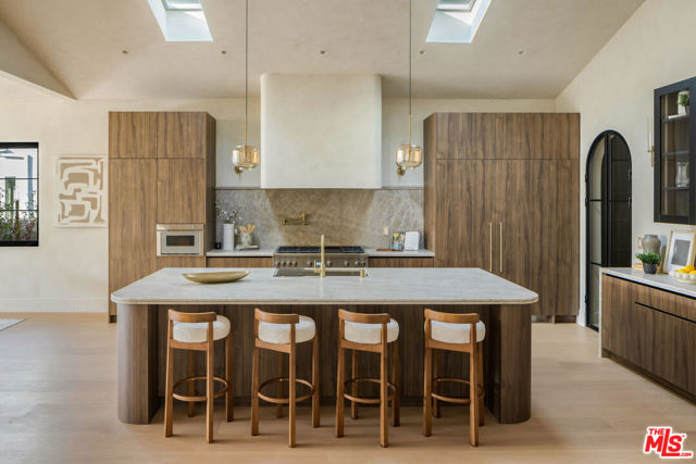 4029 East Boulevard, Los Angeles CA: https://media.crmls.org/mediaz/9bc8ee03-aa85-4c91-b121-68f252b53f30.jpg