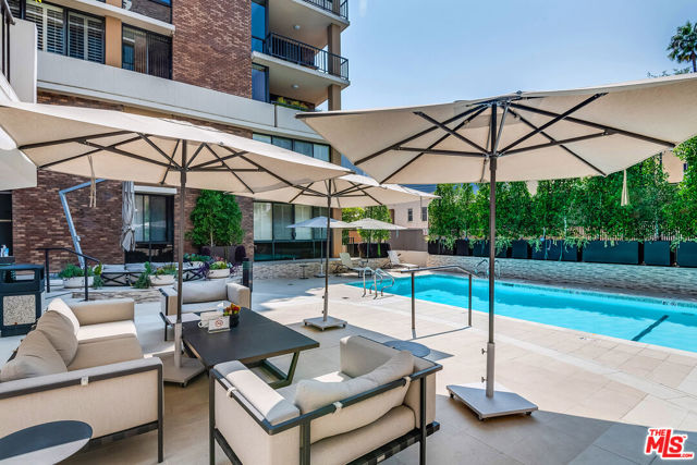 211 S Spalding Drive, Beverly Hills CA: https://media.crmls.org/mediaz/9bc94ea5-18f7-41b3-9573-5c0976a11d34.jpg
